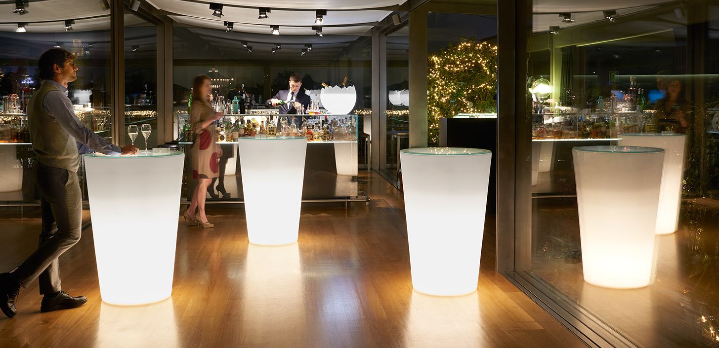 Stehtisch Rund Beleuchtet Restaurant Hotel Einrichtung - Pergola mit aufrollbarem Dach-Tuch mit minimalistischem Design