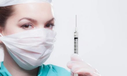 Ärzte und Apotheker protestieren gegen Impf-Politik