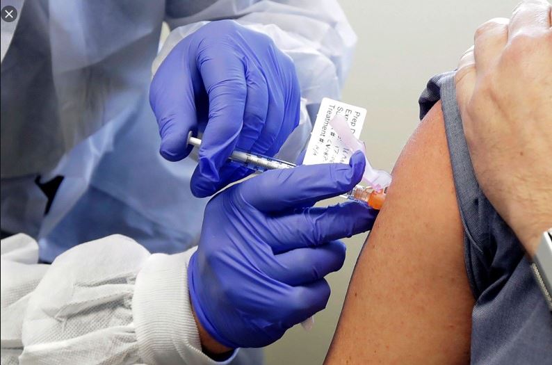 Gesunde Krankenschwester nach zweiter Dosis Corona-Impfstoff gelähmt