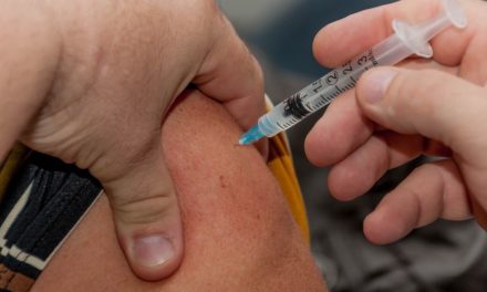 Un médecin s'est moqué des opposants au vaccin et meurt des suites de la vaccination